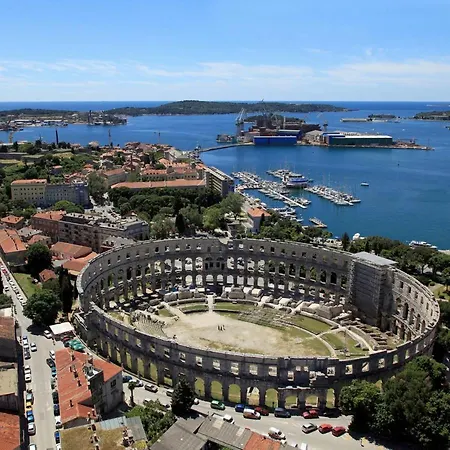 With Parking Space - 20809 Apartman Pula